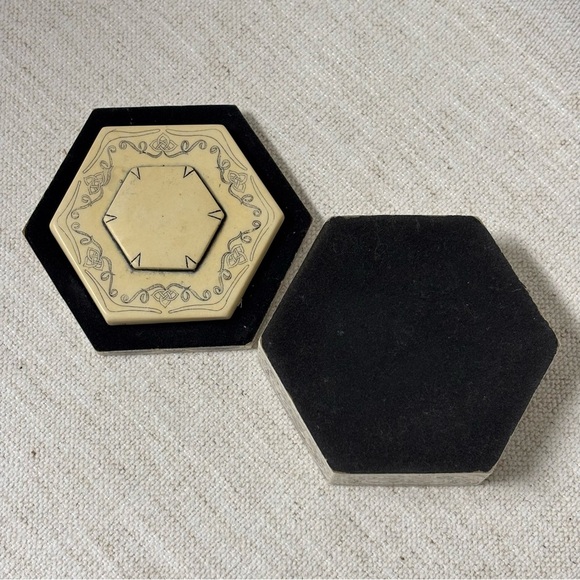 Vintage Comoy's Scrimshaw lidded Hexagon trinket box, Made In Great Britian, - Picture 4 of 6